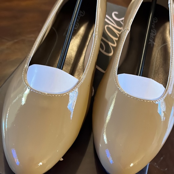 (150)NWT ladies tan flats by Rose Petals/Walking Cradles. Size 6 1/2 medium. - Picture 4 of 9